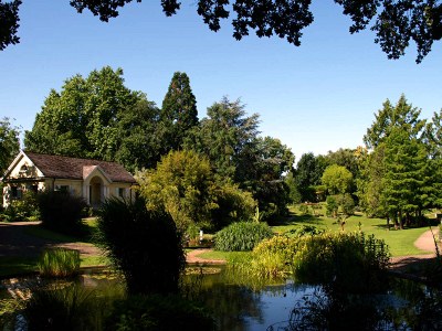 Blick von den Teichen aufs Gartenhaus